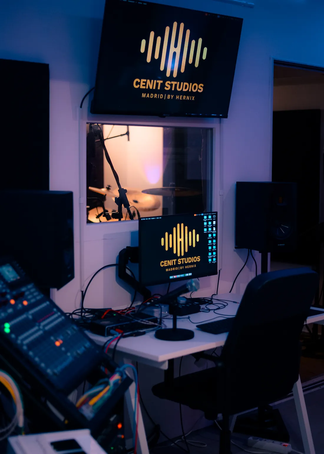 Sala de control de Cenit Estudios con vista a la cabina de batería