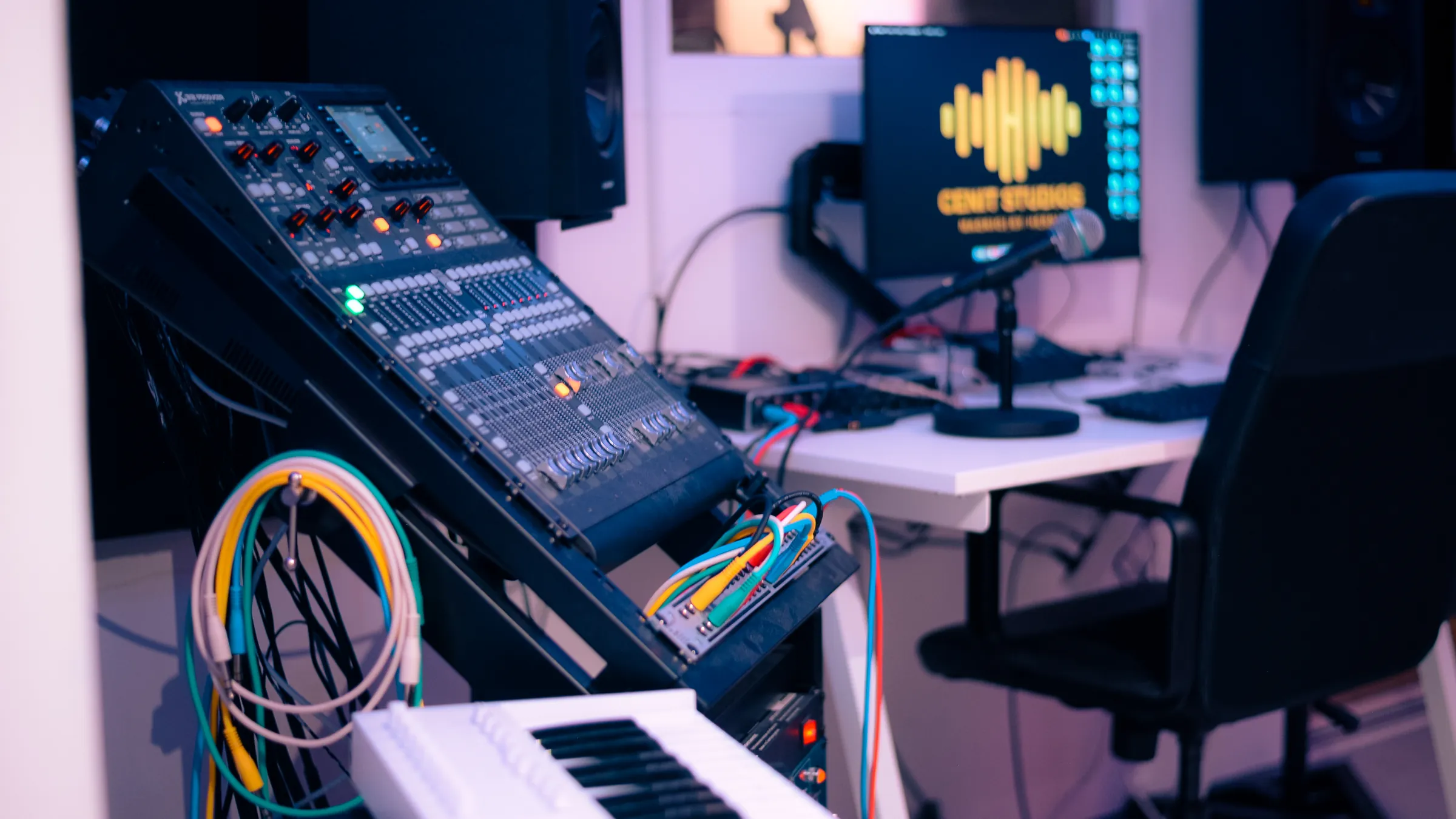 Sala de control de Cenit Estudios en Madrid