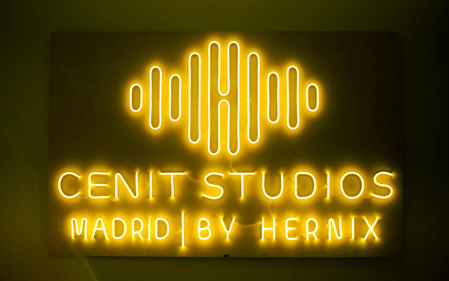 Rótulo de neón de Cenit Estudios en Madrid