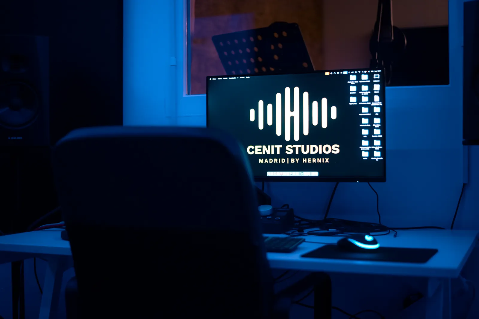Puesto de mezcla con monitores Adam Audio