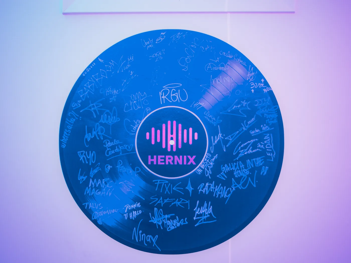 Vinilo firmado por los artistas que han grabado en el estudio